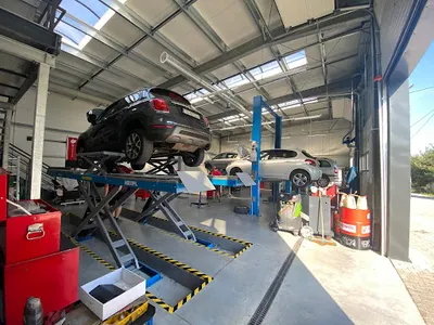 AUTO SERWIS KIELCE RACZKOWSKI | Mechanika Pojazdowa | Serwis Klimatyzacji | Serwis Samochodowy | Wymiana Opon | Geometria 3D